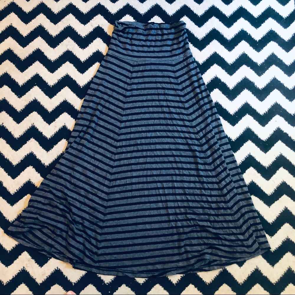 Beautiful black & gray striped GAP maxi skirt!